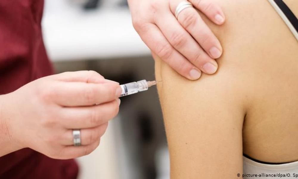Ο Λευκός Οίκος εκβιάζει τον FDA να εκδώσει γρήγορα τα εμβόλια